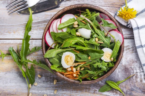 Salada de dente-de-leão fresca — Fotografia de Stock