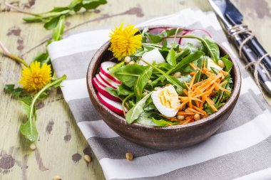 taze karahindiba salatası