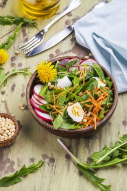 taze karahindiba salatası