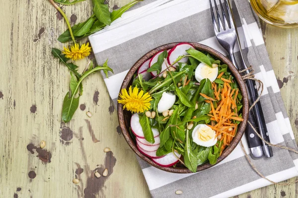 Salada de dente-de-leão fresca — Fotografia de Stock