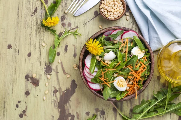 Ensalada de diente de león fresco — Foto de Stock