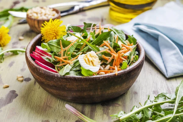 Salada de dente-de-leão fresca — Fotografia de Stock