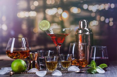 Güçlü alkol içecek seti