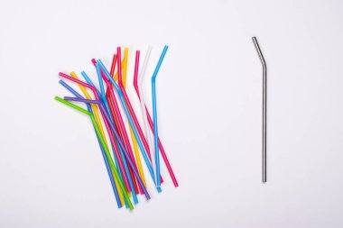 Plastik pipetler ve metal saman