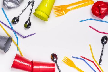 Beyaz üzerinde plastik sofra