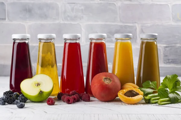 Sumos de frutas e produtos hortícolas frescos — Fotografia de Stock