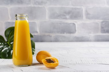 Taze yaz kayısı suyu