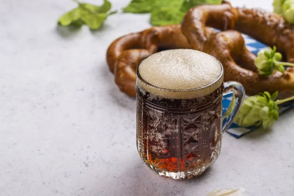 Pretzels e cerveja, feira oktoberfest — Fotografia de Stock