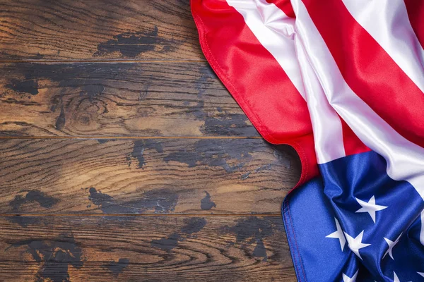 Bandera americana sobre fondo de madera — Foto de Stock