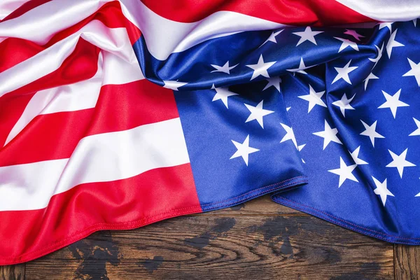 Bandera americana sobre fondo de madera — Foto de Stock