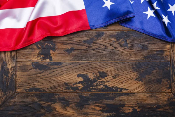 Bandera americana sobre fondo de madera — Foto de Stock