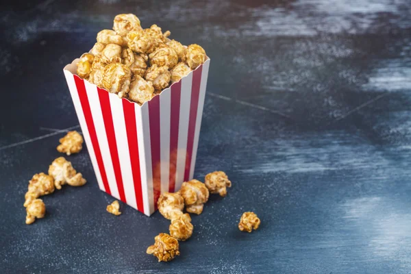 Caramel popcorn v papírové šálky — Stock fotografie