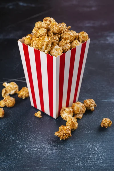 Caramel popcorn v papírové šálky — Stock fotografie