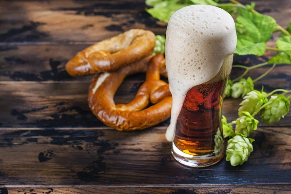 Cerveja dourada e pretzels — Fotografia de Stock