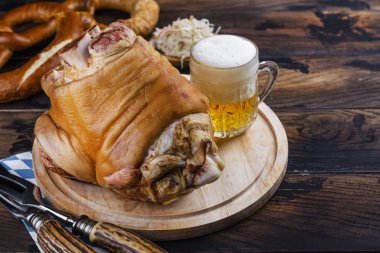 Domuz eklemi, bira ve kraker