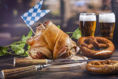 Domuz eklemi, bira ve kraker