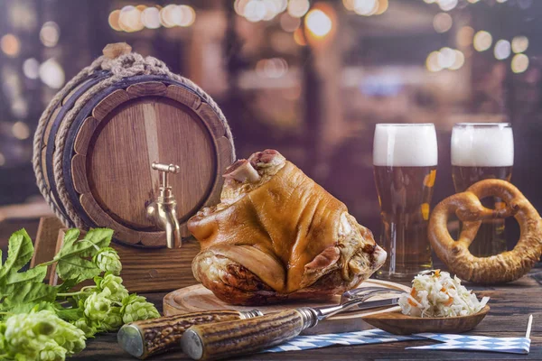 Costeletas de porco, cerveja e pretzels — Fotografia de Stock