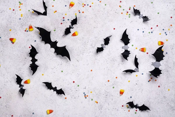 Pipistrelli di carta nera su un muro di pietra — Foto Stock