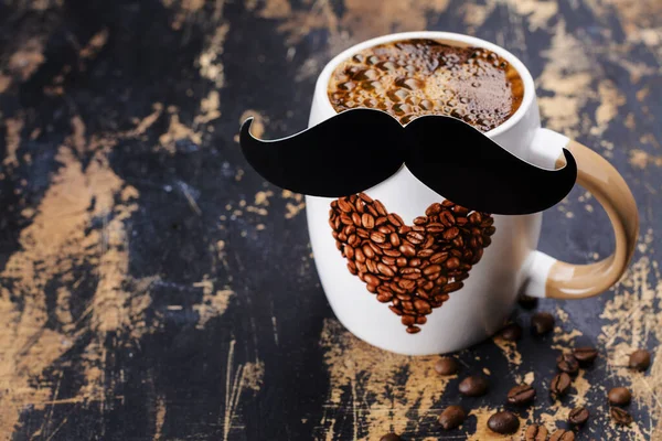 Koffiebeker met geplakte snorren — Stockfoto