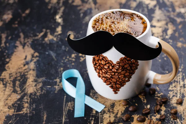 Koffiebeker met geplakte snorren — Stockfoto