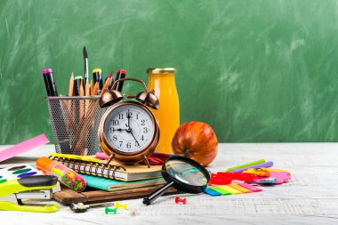 Okul heykelciliği yeşil tahtada