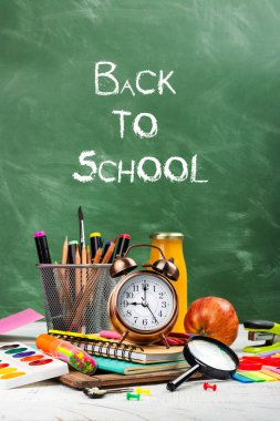 Okul heykelciliği yeşil tahtada