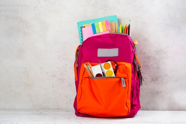 Mochila com utensílios escolares — Fotografia de Stock