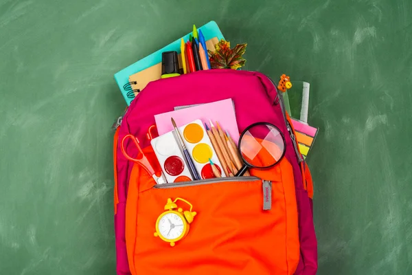 Mochila com utensílios escolares — Fotografia de Stock