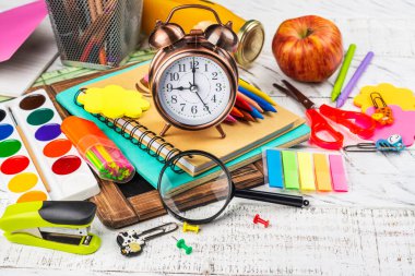 Beyaz arka planda okul statüsü