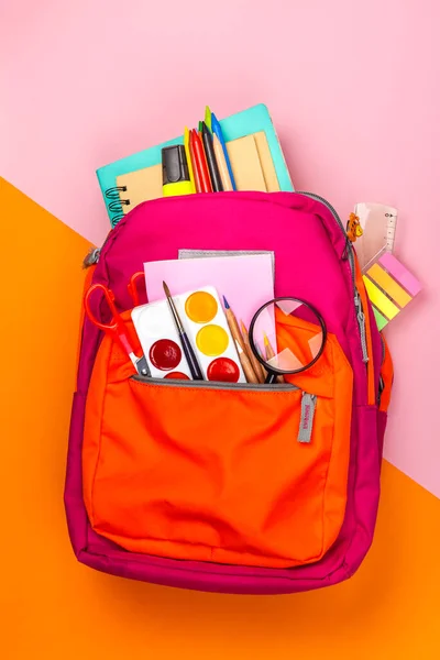 Mochila com utensílios escolares — Fotografia de Stock