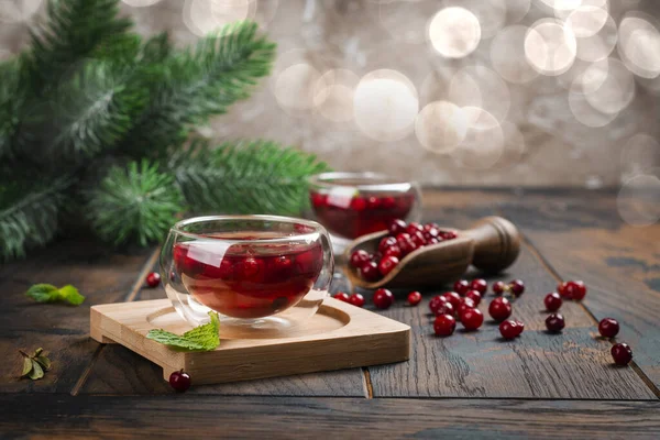 Chá de cranberry quente na mesa de madeira — Fotografia de Stock