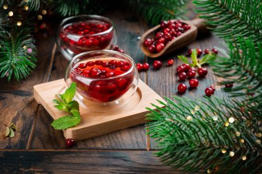 Tahta masada sıcak yaban mersini çayı