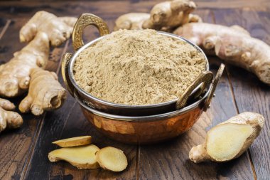 Zencefil tozu ve taze kök.