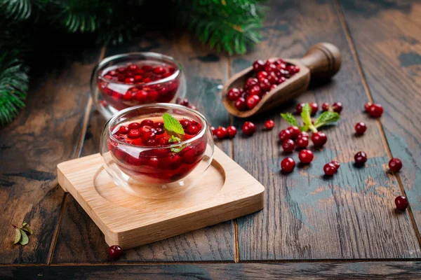 Thé aux canneberges chaud sur table en bois — Photo