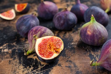 Tam ve taze incir kes.