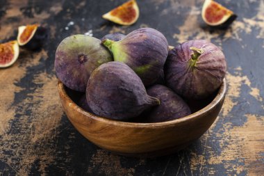 Tam ve taze incir kes.