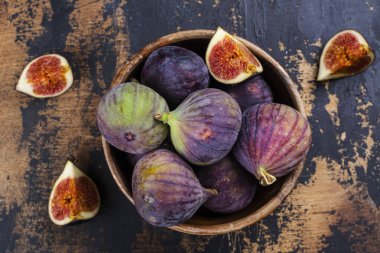 Tam ve taze incir kes.