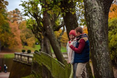 Sonbahar Parkı'nda yürüyen güzel aşıklar çifti