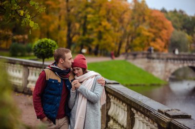 Sonbahar Parkı'nda yürüyen güzel aşıklar çifti