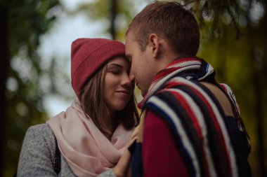 Sonbahar Parkı'nda yürüyen güzel aşıklar çifti