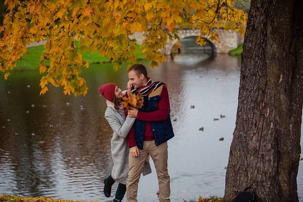 Vackra par älskare går i höst parken — Stockfoto