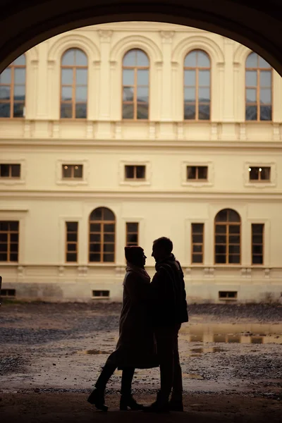 Vackra par älskare går i höst parken — Stockfoto