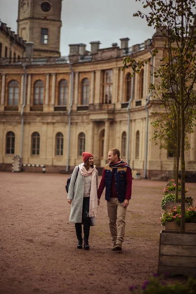 Vackra par älskare går i höst parken — Stockfoto