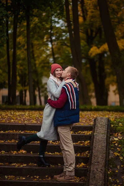 Sonbahar Parkı'nda yürüyen güzel aşıklar çifti — Stok fotoğraf
