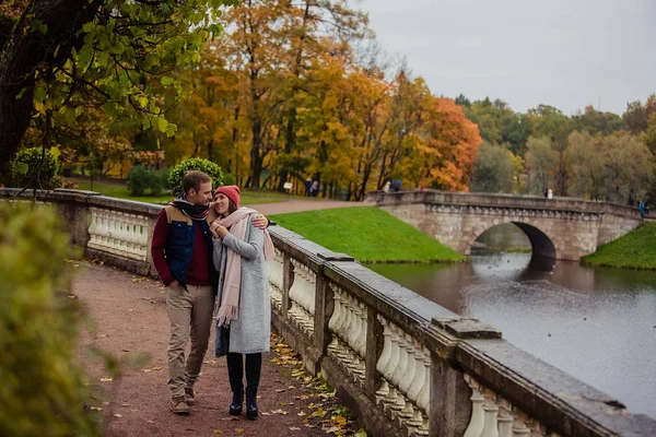 Sonbahar Parkı'nda yürüyen güzel aşıklar çifti Stok Fotoğraf