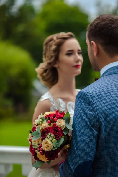 Suami dan istri di hari pernikahan Anda / Keterlibatan — Stok Foto
