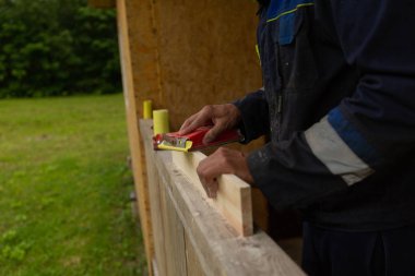 Adam özel evde tamirat yapıyor.