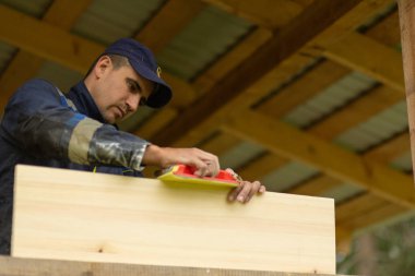 Adam özel evde tamirat yapıyor.