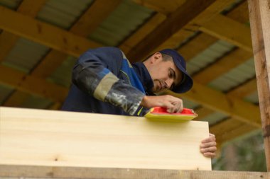 Adam özel evde tamirat yapıyor.