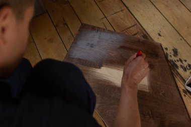 Adam özel evde tamirat yapıyor.